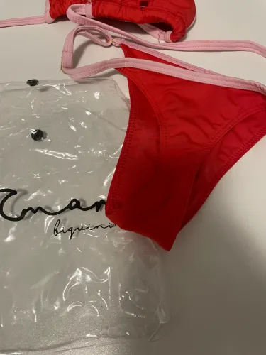 Biquíni vermelho com rosa bebê