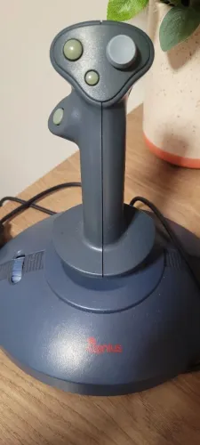 controle joystick do tipo manche da marca Genius, modelo Flight 2000 F-22 (ou F-22x)
