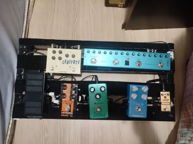 Pedalboard completo com pedais