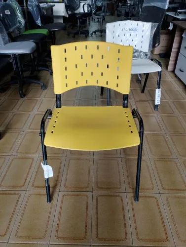 Cadeira PVC amarela pés de aço 