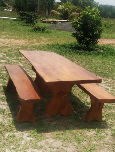 Conjunto mesa de jantar em madeira de jaqueira com bancos laterais