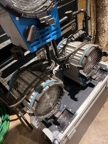 Fresnel 2000w com lâmpadas novas
