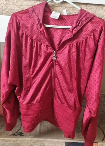 Jaqueta Corta-Vento Mizuno Feminina Vermelha/Bordô - Tamanho M