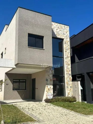 CASA ESPAÇOSA COM 3 SUÍTES E 2 VAGAS EM CONDOMÍNIO FECHADO!