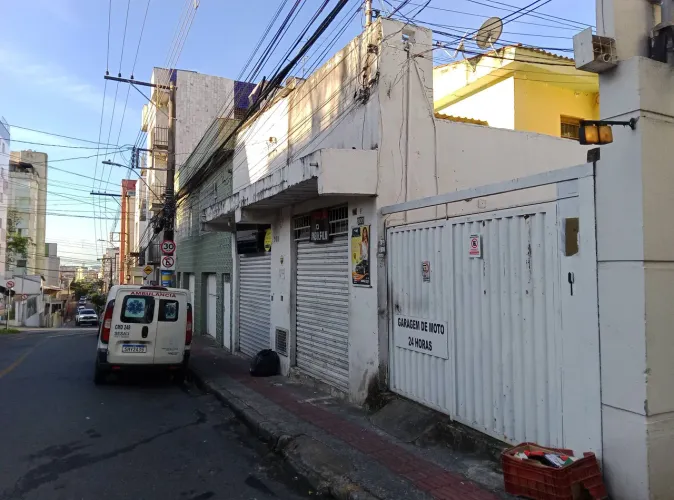 Lote com Vila de casas e lojas