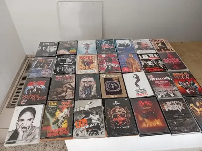 Vendo lote com 50 DVD´s de musicas Nacional Internacional tudo por 150,00.
