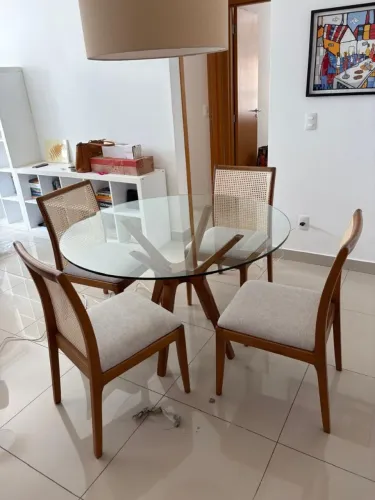 Mesa de jantar 120cm de diâmetro com 4 cadeiras estofadas