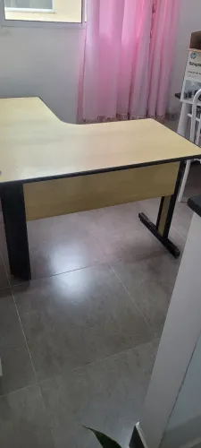 VENDE-SE MESA DE ESCRITÓRIO EM MARFIM USADA EM EXCELENTE ESTADO