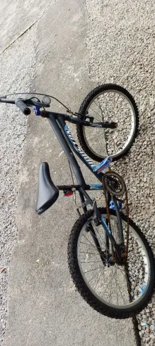 Bicicleta infantil para fazer pequeno reparo no pneu