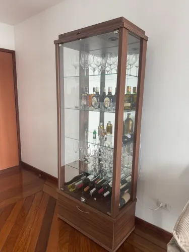 Cristaleira em MDF com iluminação 