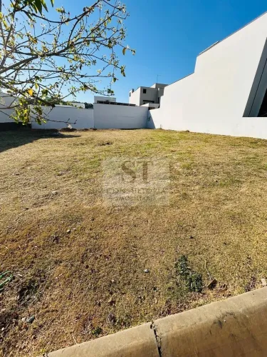 Terreno de 250m² em condomínio com piscinas, quadras, churrasqueira e área pet em Indaiatu