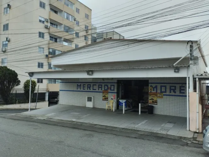 Mercado em Barreiros, passa ponto.