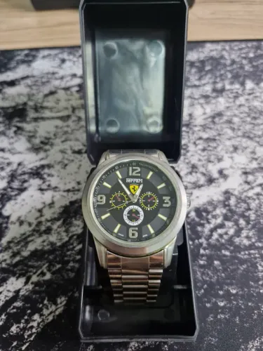 Relógio semi-novo ferrari