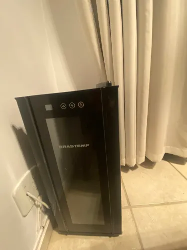 Adega Brastemp para Reparo ou Peças - Design Moderno | R$ 299,00