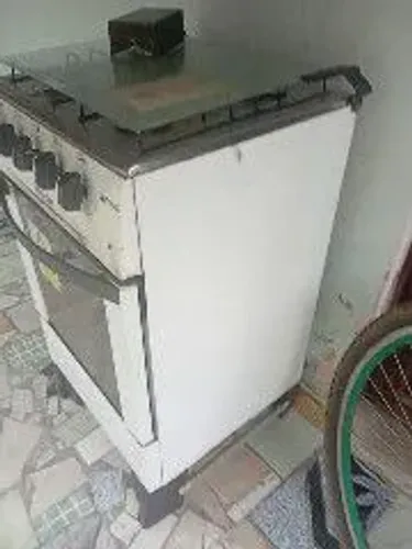 Vende-se um fogão tá todo bom focionando perfeitamente só precisa limpar a sujeira 