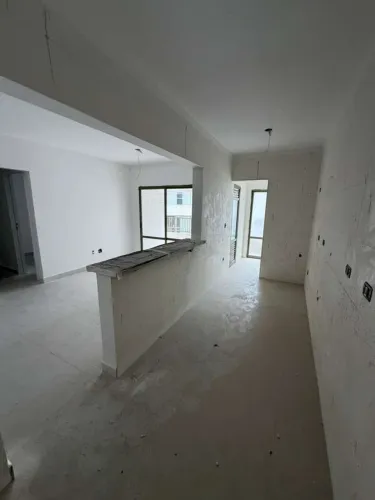 Oportunidade no canto do forte, 2 vagas na garagem, localização privilegiada, confira!