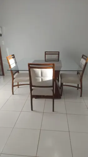 Mesa de vidro com 4 cadeiras