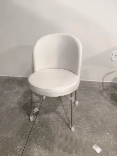 Cadeira estofada bege com encosto para sala ,cozinha , quarto, escritório ou recepção