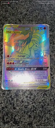 Cartão pokémon Charizard e reshiram arco íris