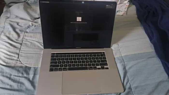 MacBook Pro - Intel Core i7 - 16Gb RAM DDR4 - 16 polegadas + Brindes