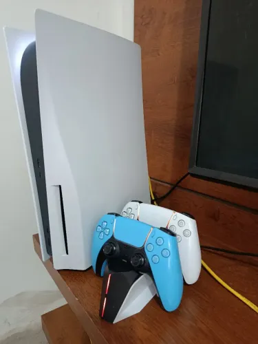 Playstation 5 com 2 controles + entrada p/ CD + carregador de manetes