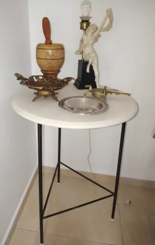 Mesa antiga de canto de pedra branca<br>
