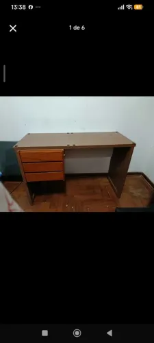 Mesa de madeira com gavetas