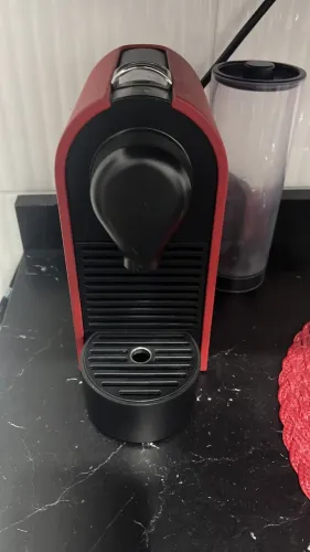 Cafeteira Nespresso nova (pouco usada, sem marcas de uso)