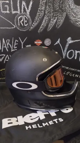 Capacete Bieffe com óculos Oakley 