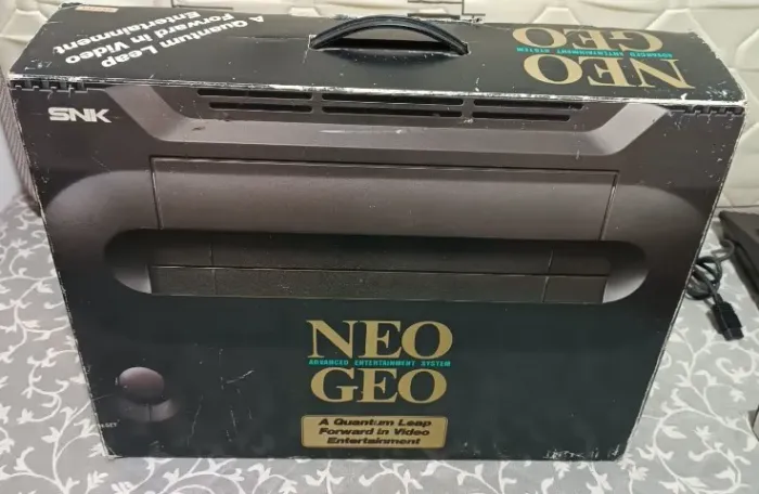 Neo Geo Aes na caixa japonês, serial baixo e batendo com a caixa.