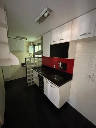 Apartamento com 02 quartos, condomínio com piscina e vaga.