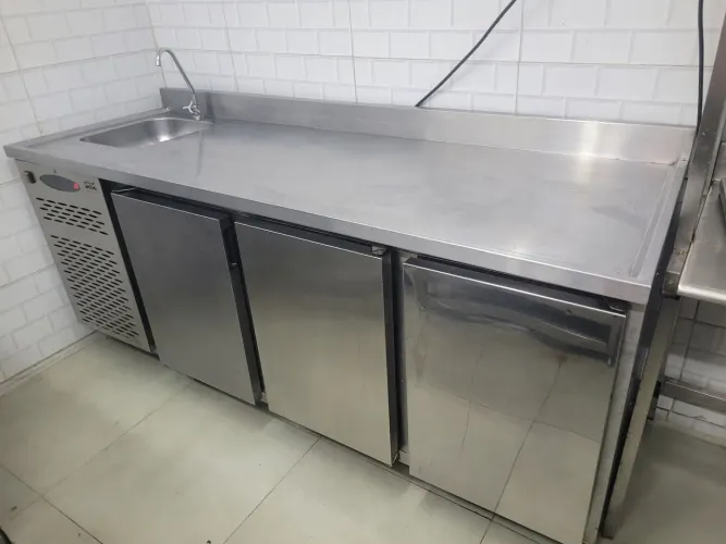Balcao refrigerado e congelador  3 portas com pia em inox 2.00x.70<br>Seminova