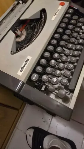 Máquina de Escrever Olivetti Tropical Antiga - Vintage / Colecionador