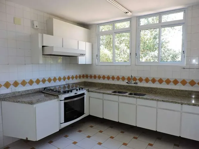 EXCELENTE CASA ISOLADA Pq Primavera 2.915 metros 6 suites, lareira, salão festas, piscina,