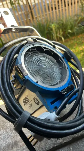 Refletor ARRI Fresnel 650 Plus - Iluminação Profissional de Estúdio (Tungstênio)