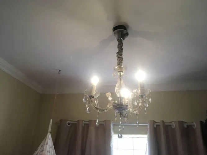 Vendo lustre de três lâmpadas de cristal.