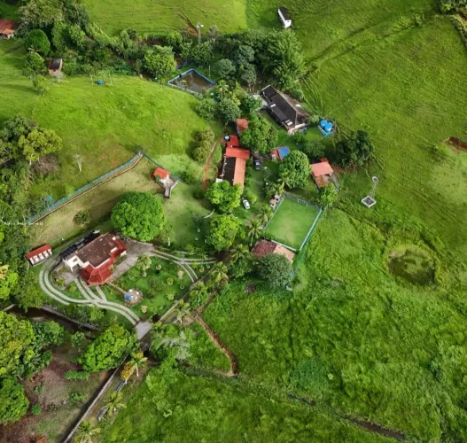 Fazenda para Venda em Rio Bonito, Área Rural, 4 dormitórios, 4 suítes, 5 banheiros, 3 vaga