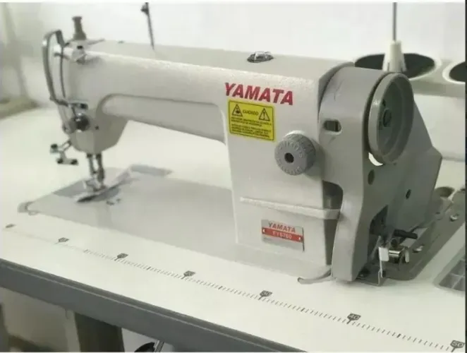 Máquina de costura reta YAMATA