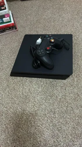 PlayStation 4 - com 4 jogos 