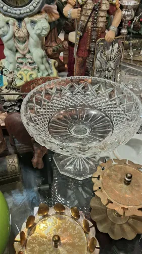 Centro de mesa ou fruteira de cristal lapidado com pé alto.