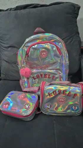 Kit mochila escolar juvenil holográfica, lancheira e estojo.