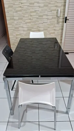 mesa com estrutura aço cromada e vidro fume mais 2 cadeiras impecável