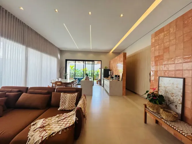 Linda casa decorada rica em marcenaria no Condomínio Alphaville 2