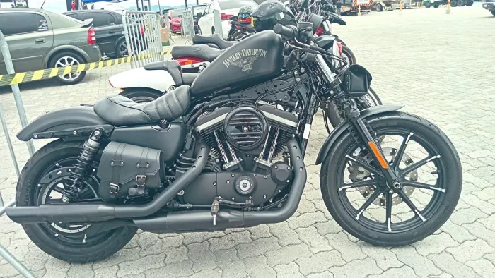 Moto 883 iron harley davidson 