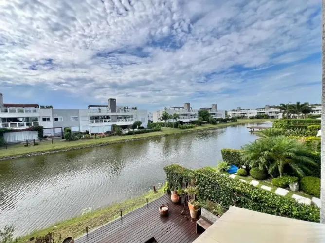 Casa Beira Lago em Condomínio Fechado Atlântida