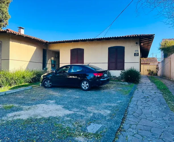 Casa para venda possui 330 metros quadrados com 5 quartos em Vista Alegre - Curitiba - Par