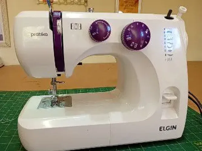 Vendo máquina de costura Elgin Pratika