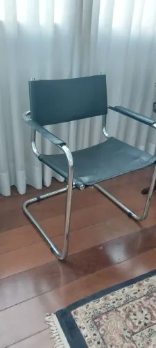 Cadeira cromada e couro