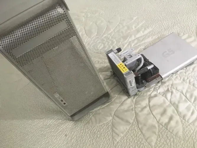 ?Gabinete Power Mac G5 original em alumínio. Sistema de refrigeração líquida incluso