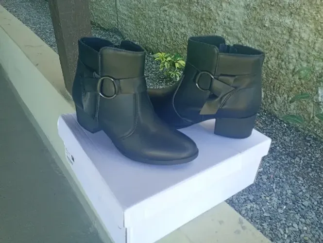 Bota feminina nova / Sem uso / N° 37